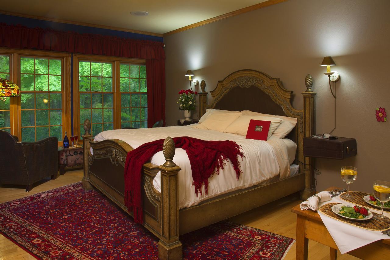 Hidden Serenity Bed And Breakfast West Bend Exterior photo