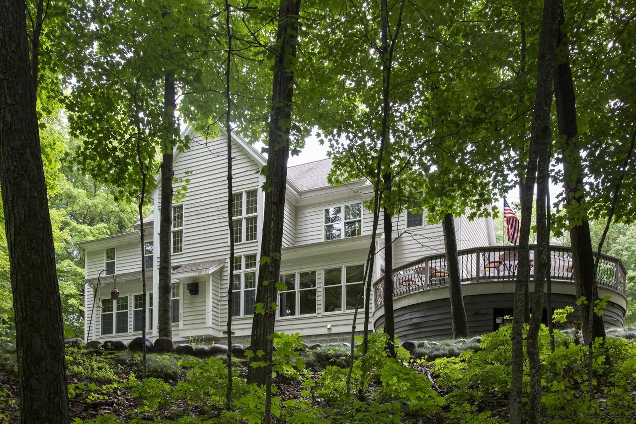 Hidden Serenity Bed And Breakfast West Bend Exterior photo