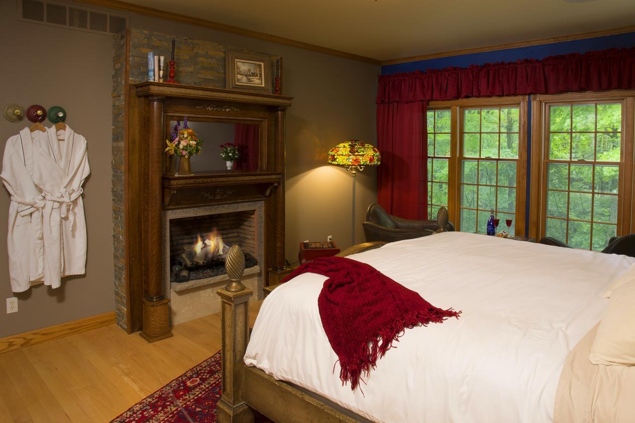 Hidden Serenity Bed And Breakfast West Bend Exterior photo