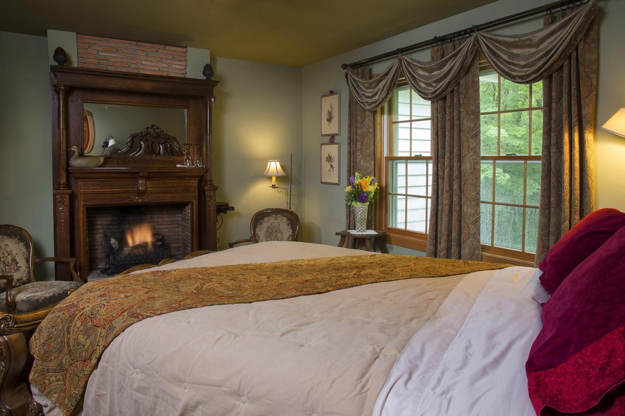 Hidden Serenity Bed And Breakfast West Bend Exterior photo