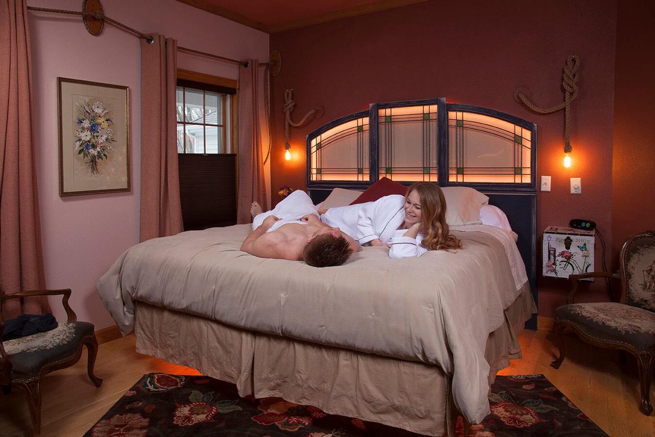 Hidden Serenity Bed And Breakfast West Bend Exterior photo