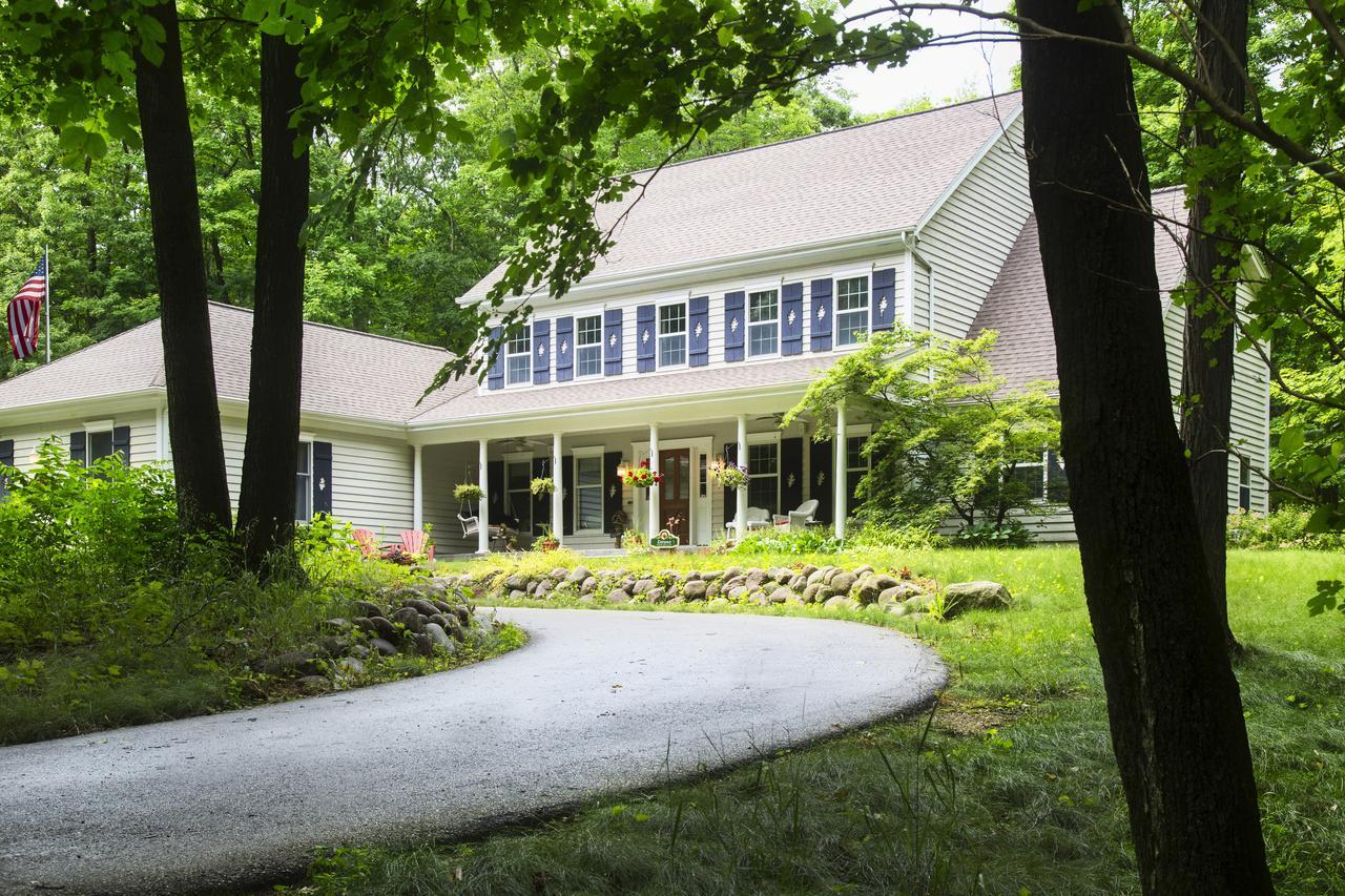 Hidden Serenity Bed And Breakfast West Bend Exterior photo