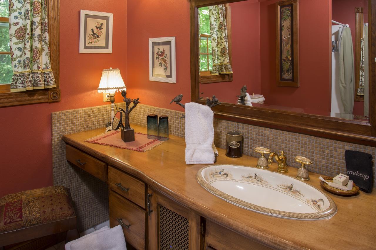 Hidden Serenity Bed And Breakfast West Bend Exterior photo